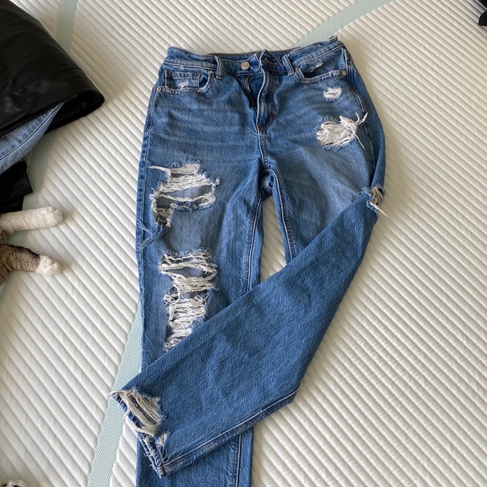 AMERICAN EAGLE RIPPED MOM JEANS